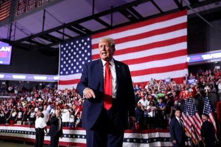 7月１７日、米検察当局はトランプ前大統領の機密文書不正保管に関する起訴を棄却したフロリダ州連邦地裁の判断を不服として、アトランタの連邦高裁に上訴した。写真は６月、フィラデルフィアで選挙集会に出席するトランプ氏（２０２４年　ロイター/Tom Brenner）