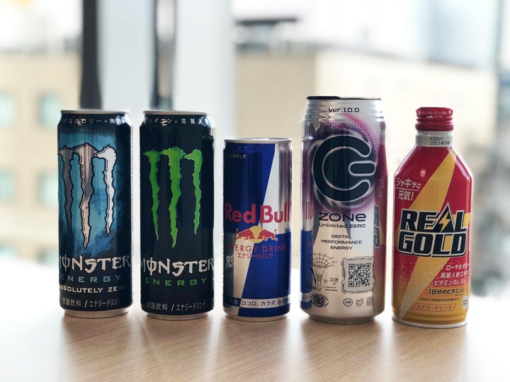 「レッドブル」（真ん中）から始まったエナジードリンクは現在、国内外の各メーカーからさまざまな商品が出ている（左端は「モンスターエナジー」ブランドのゼロカロリー商品「アブソリュートリー ゼロ」）　Newsweek Japan