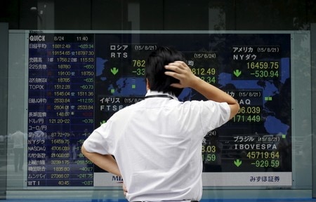 　１１月２８日、東京株式市場で日経平均は小幅に５日ぶり反落。米国株高と円安基調が支援材料となり買い優勢で始まったものの、トランプ米大統領が香港人権法案に署名したことが投資家心理を圧迫した。２０１５年８月２４日、都内で撮影（２０１９年　ロイター/Toru Hanai）