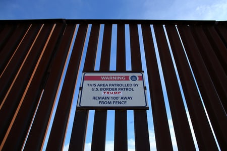 　３月１日、トランプ米大統領は、今ある予算を使ってメキシコ国境沿いの壁建設にすぐ取り掛かると約束したが、ロイターが入手した国土安全保障省の文書で財源が十分に確保できていないことが明らかになった。写真はメキシコ国境沿いに設けられたフェンス。カリフォルニア州で２月撮影（２０１７年　ロイター/Mike Blake）
