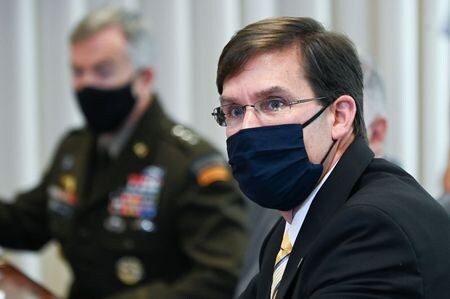 　４月１３日、エスパー前国防長官（写真）は、ロシアからの侵略阻止を念頭に、米国はブルガリアとルーマニアの黒海沿いの駐留部隊を増強すべきと主張した。ロイターのインタビューで語った。写真はアーリントンで昨年１０月撮影（２０２１年　ロイター／Erin Scott）