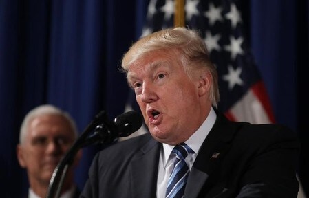 　４月２７日、トランプ米大統領（写真）は、ロイターのインタビューに応じ、韓国との「ひどい」自由貿易協定を停止あるいは再交渉すると語った。写真はワシントンで撮影（２０１７年　ロイター／Carlos Barria）