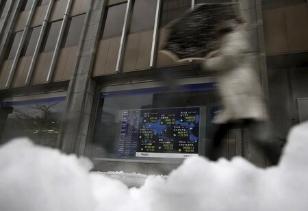 　１月２２日、東京株式市場で日経平均は小幅続伸。高値引けとなった。１ドル１１０円台後半と円高基調を維持する為替が重しとなったほか、米国のつなぎ予算案の採決を巡る動向を見極めたいとの姿勢も強まり、終日方向感の乏しい展開だった。写真は都内で２０１６年１月撮影（２０１８年　ロイター／Yuya Shino）