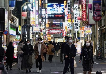 東京都は１日、新たに３７２人の新型コロナウイルス感染が確認されたと発表した。写真は２８日夜、東京・新宿の歌舞伎町をマスク姿で行き交う人々。(２０２０年　時事通信）
