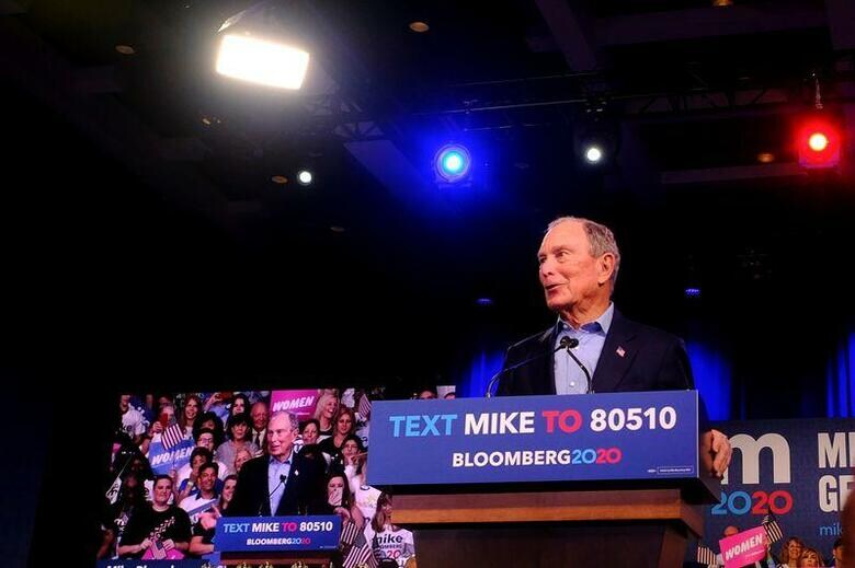2020年米大統領選で民主党候補の公認指名獲得を目指すマイケル・ブルームバーグ氏（写真）は、自身の選挙選を4日に見直す方針だと、NBCニュースが伝えた。写真はフロリダ州 で3日撮影（2020年　ロイター／Maria Alejandra Cardona）