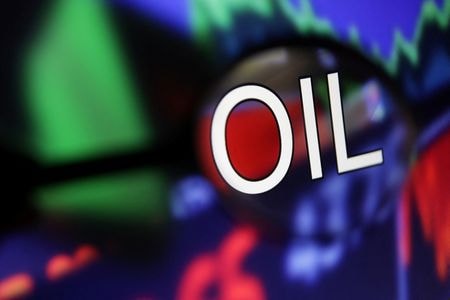 　３月７日、クウェートの国営石油会社クウェート・ペトロリアム（ＫＰＣ）のナッワーフ・アル・サバーハ最高経営責任者（ＣＥＯ）は、世界の石油市場について、少なくとも今年上半期は需給が均衡するとの見通しを示した。写真はボスニア・ヘルツェゴビナのゼニツァで昨年９月撮影（２０２３年　ロイター／Dado Ruvic）