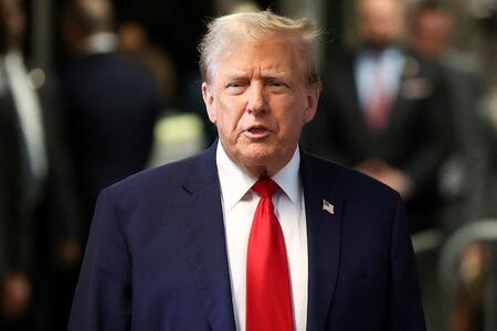 　４月２４日、米アリゾナ州の大陪審は２０２０年大統領選でトランプ大統領（当時、写真）を再選させるため偽の選挙人を組織したとして、１８人を起訴した。写真は米ニューヨーク州で２３日撮影（２０２４　ロイター／File Photo）