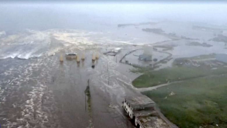 カムチャツカ半島沿岸の町を呑み込む津波（7月30日）　Photographer/IPA via Reuters Connect